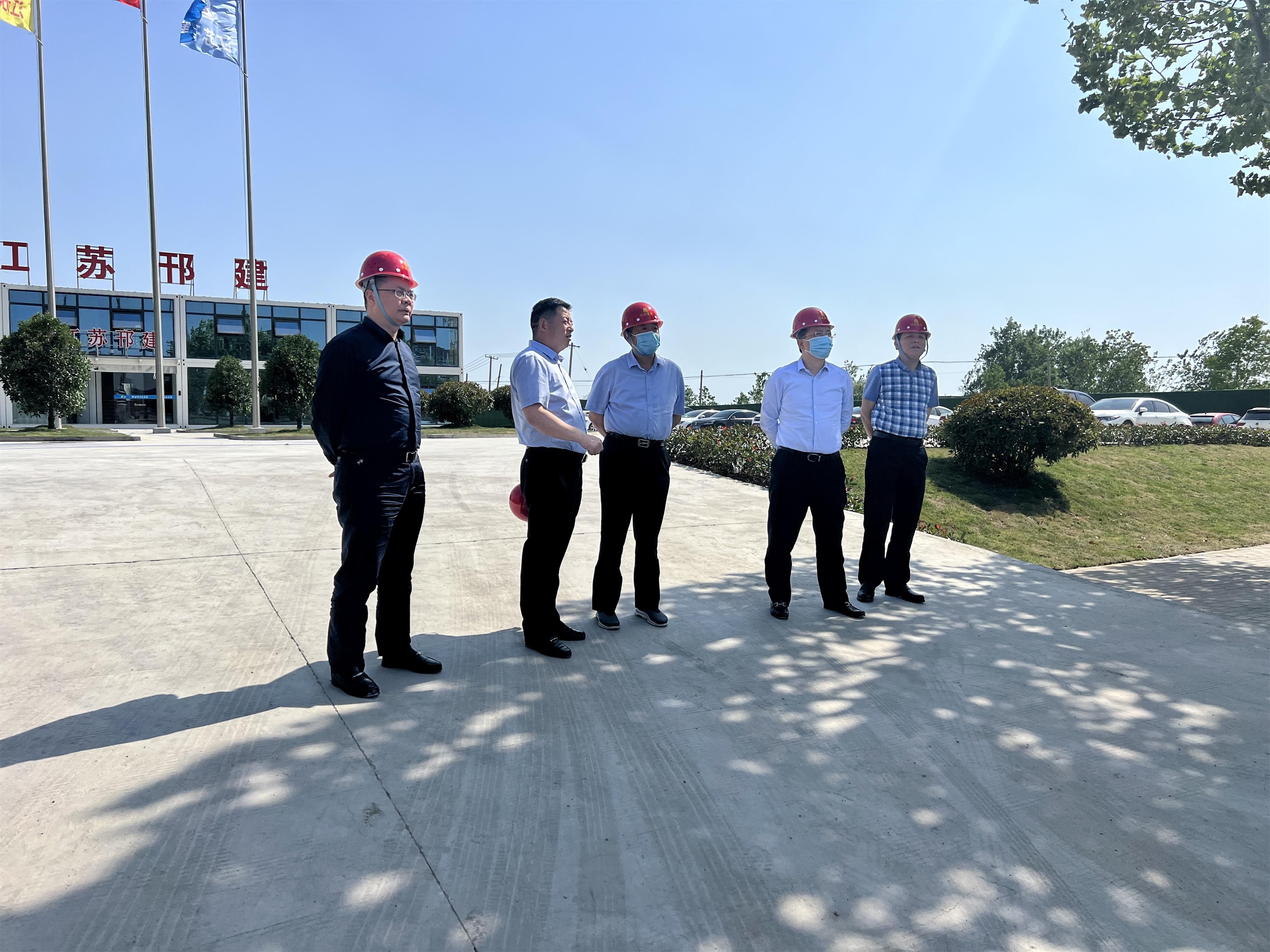 圖1-1、范世宏董事長(zhǎng)在宿遷調(diào)研在建項(xiàng)目建設(shè).jpg