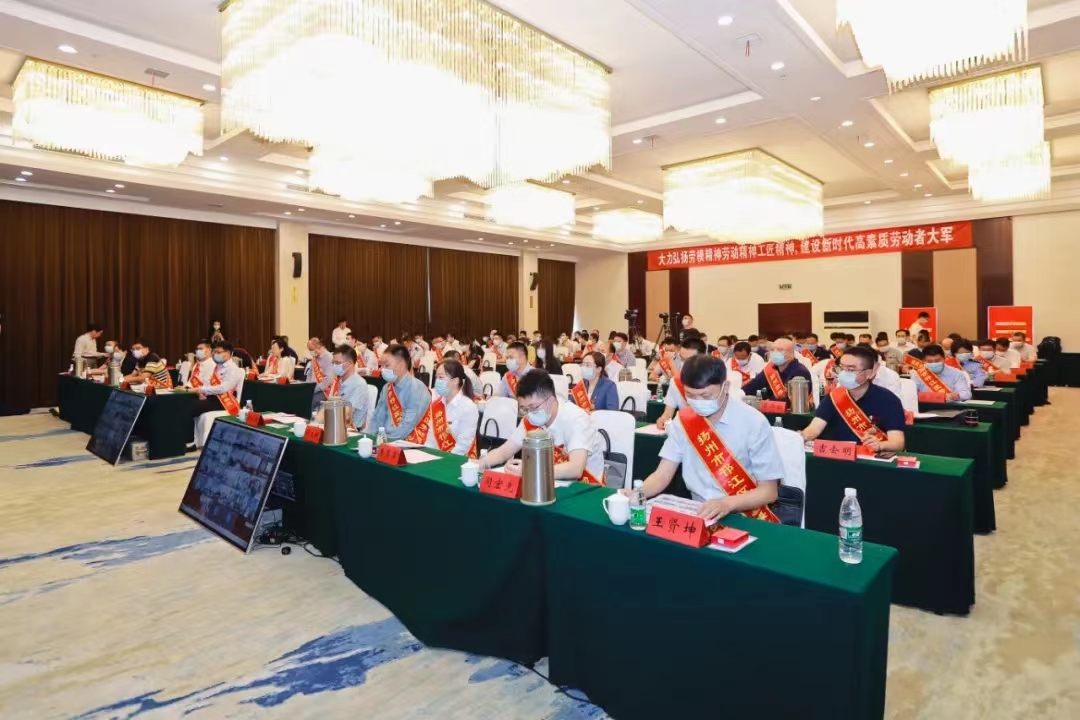 圖1-2、表彰大會(huì)會(huì)場(chǎng).jpg