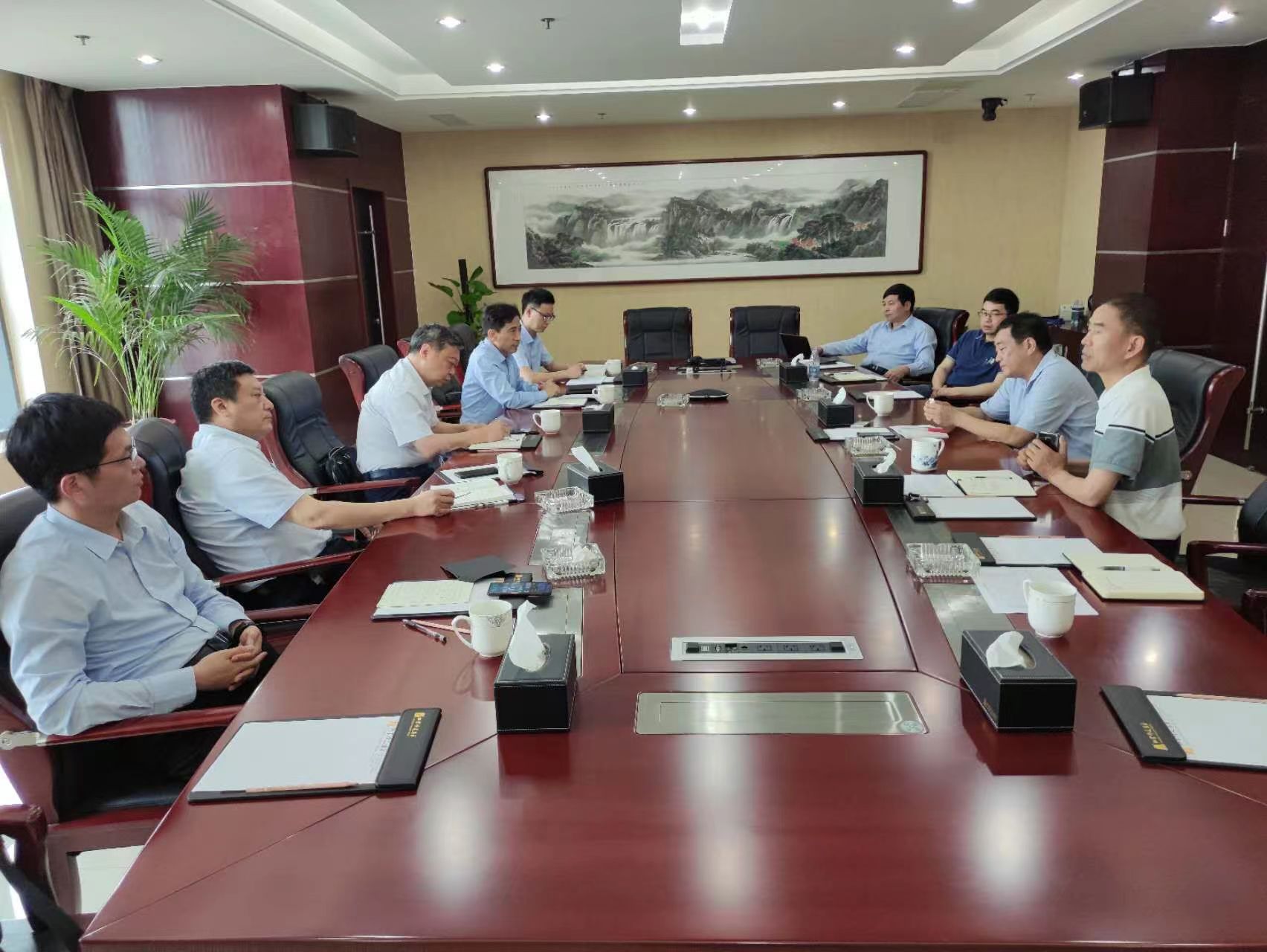 圖1-6、江蘇華建董事長(zhǎng)王宏一行到集團(tuán)公司走訪交流.jpg