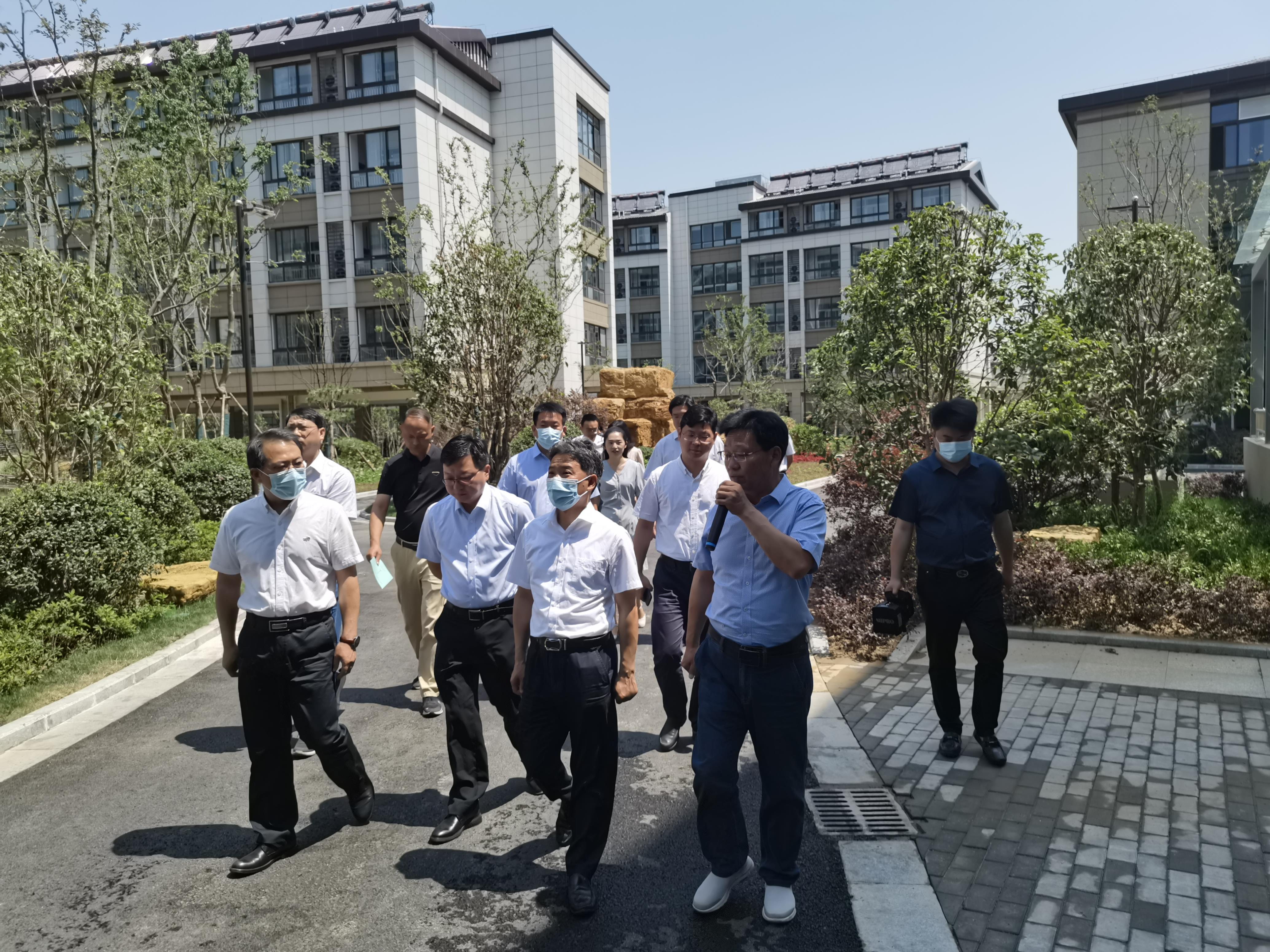 圖1-2、康堯副部長調(diào)研維揚人才公寓項目建設(shè).jpg