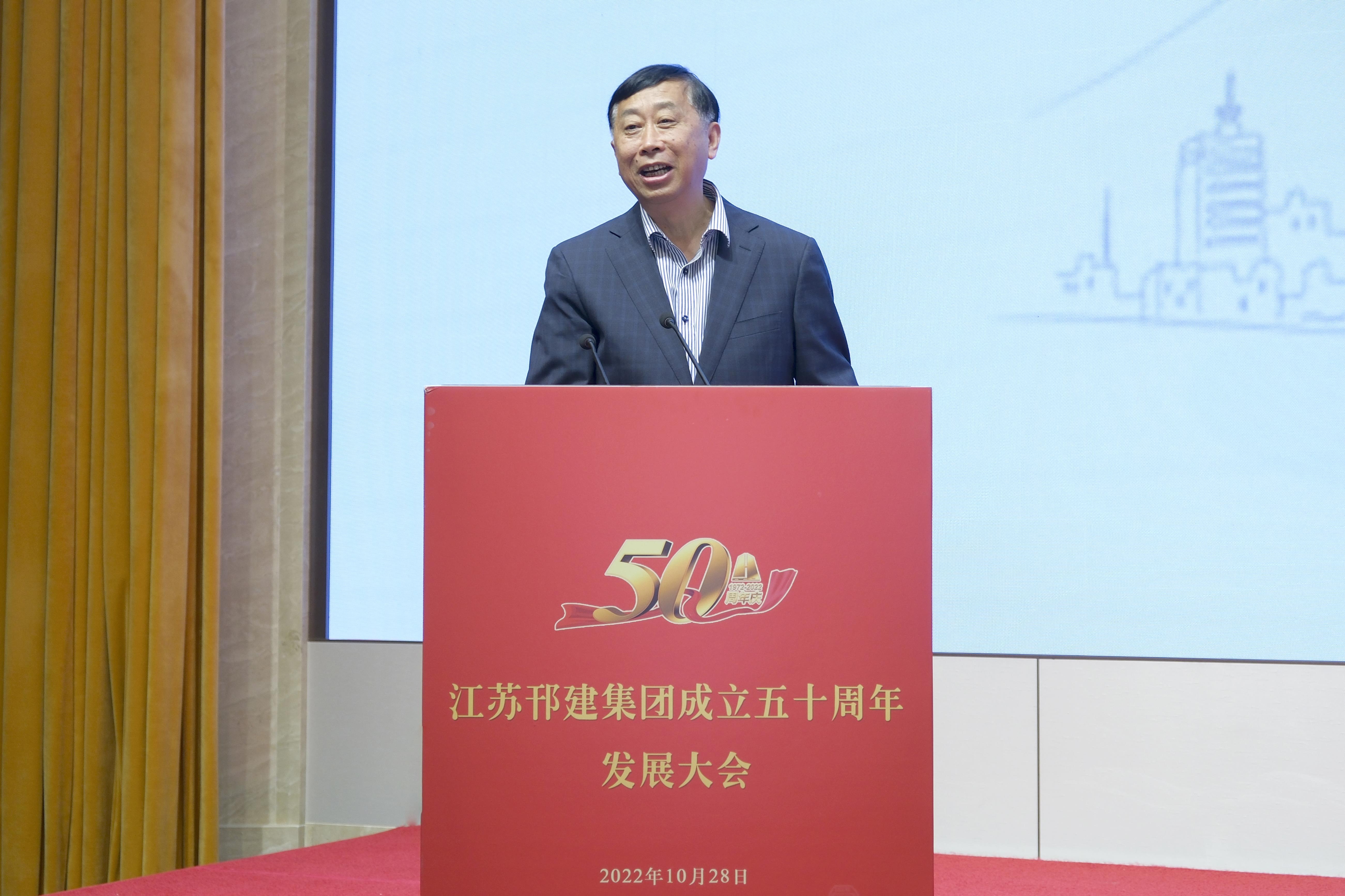 圖1-9、紀(jì)迅常務(wù)副會(huì)長(zhǎng)作建筑業(yè)形勢(shì)分析報(bào)告.jpg