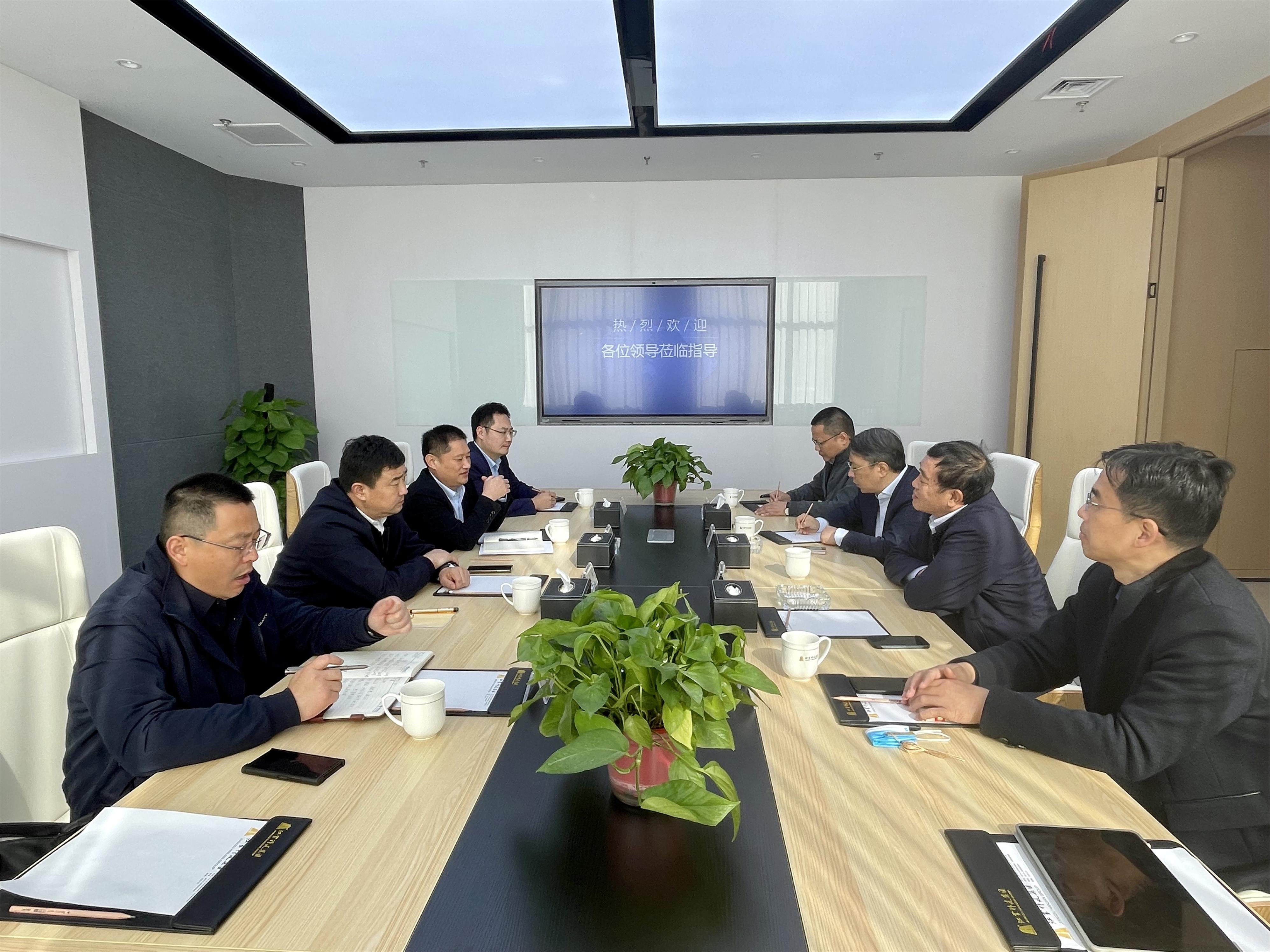 圖1-1-1、宿遷經(jīng)開區(qū)王峰主任一行調(diào)研集團公司.jpg