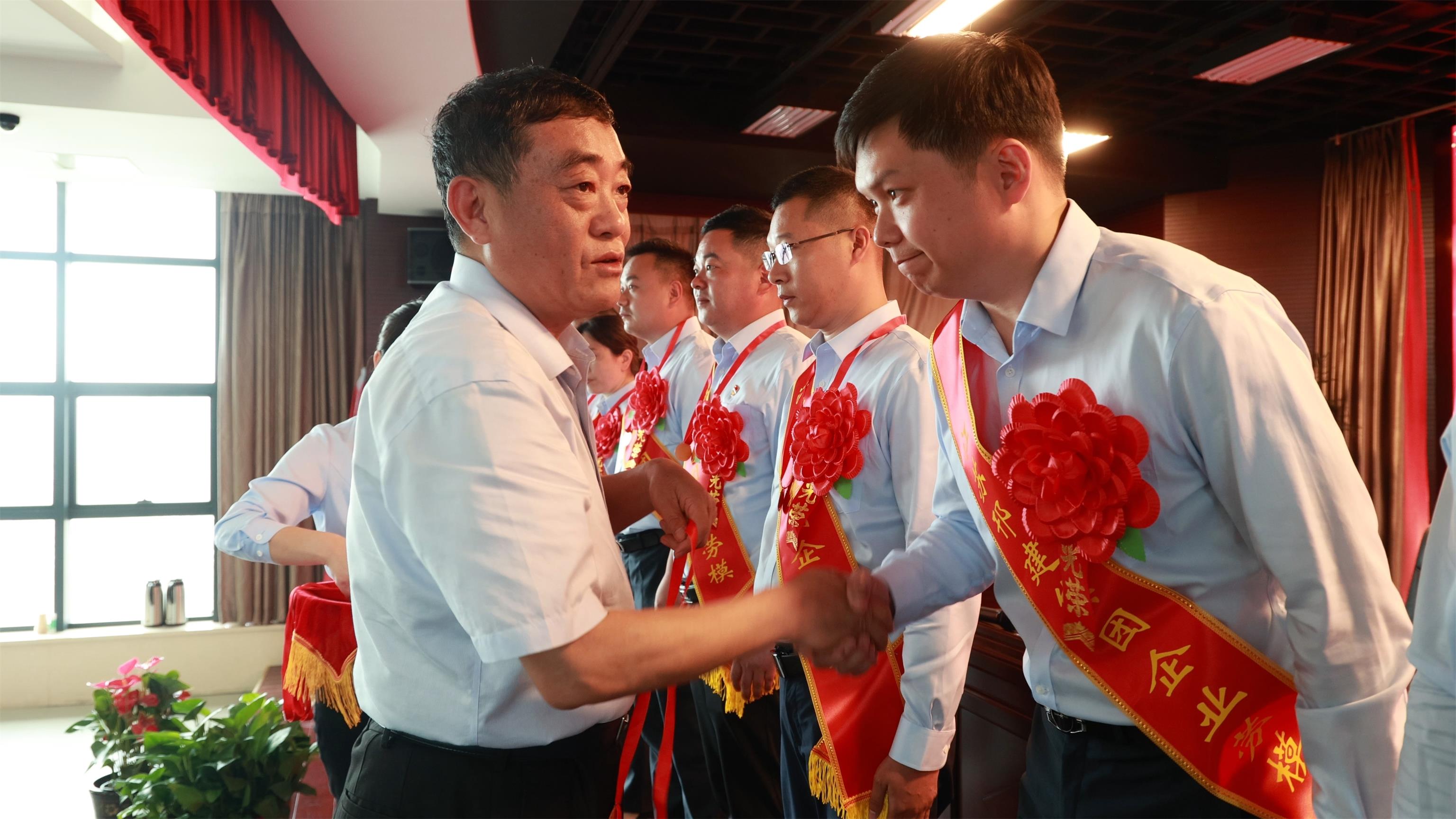 圖1-2、范世宏董事長給勞模頒發(fā)獎?wù)?jpg