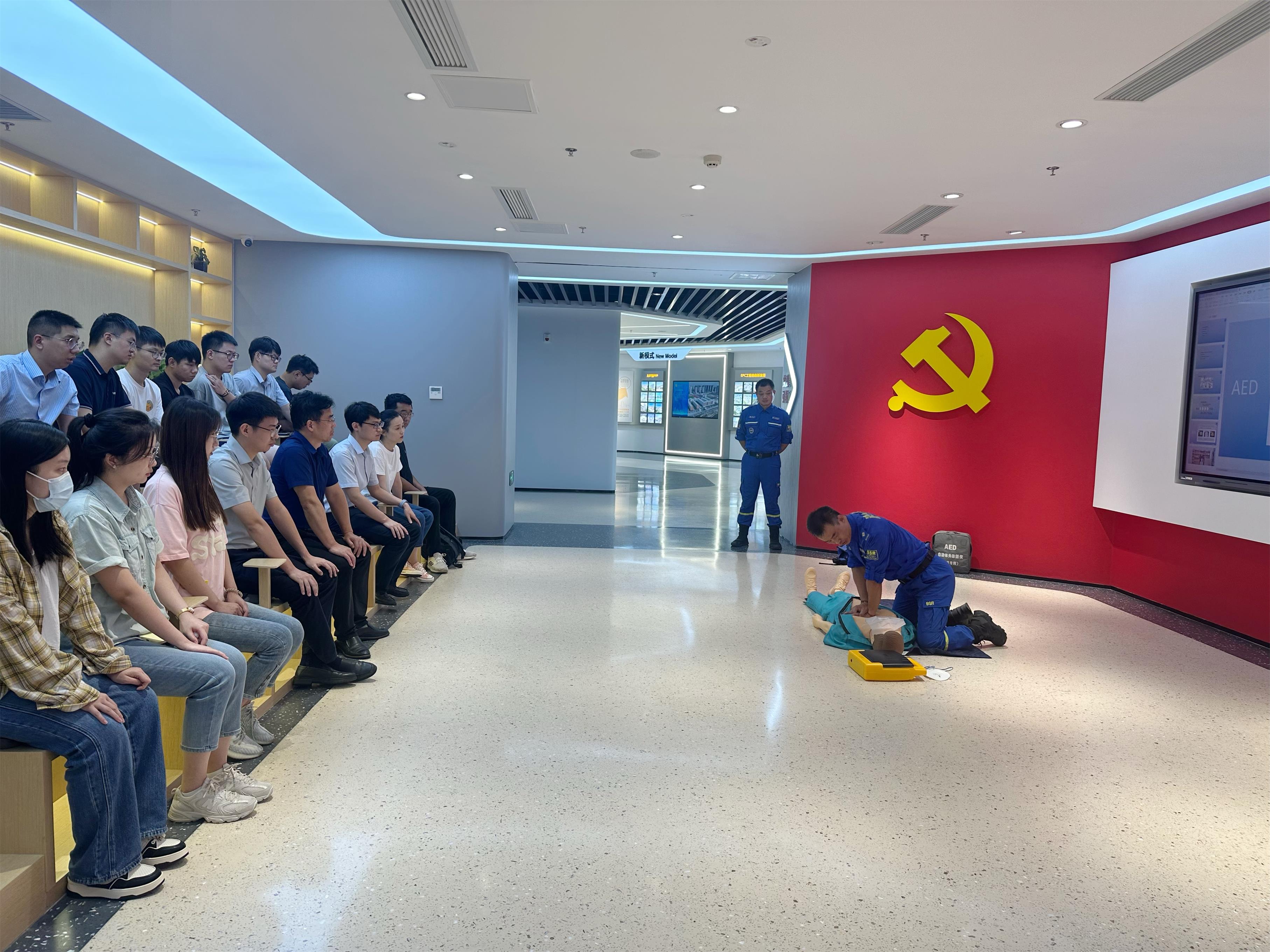 圖1-5、志愿者服務(wù)隊急救培訓(xùn).jpg